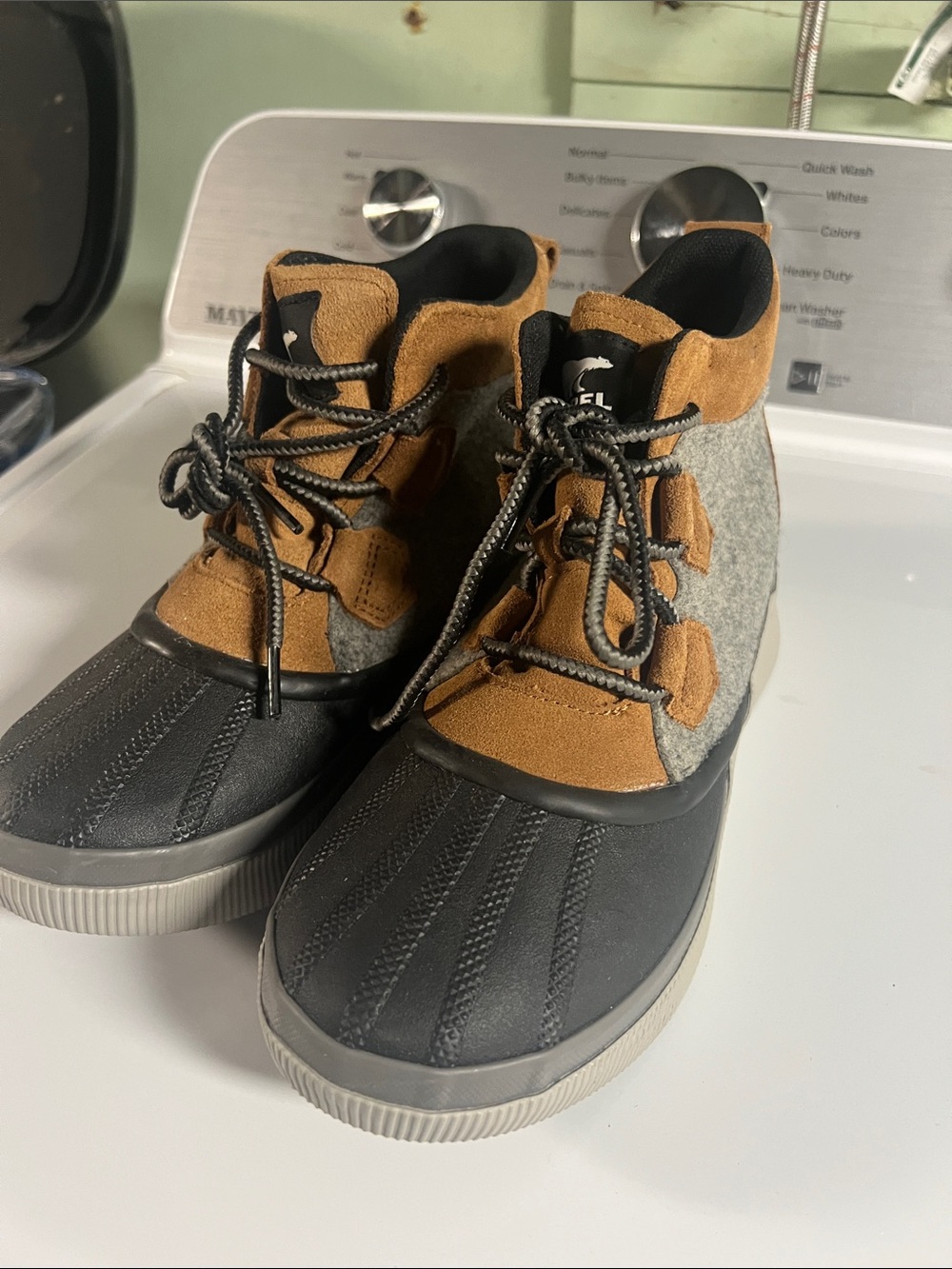 Sorel Black and Tan Lace-Up Boots size 9 no box